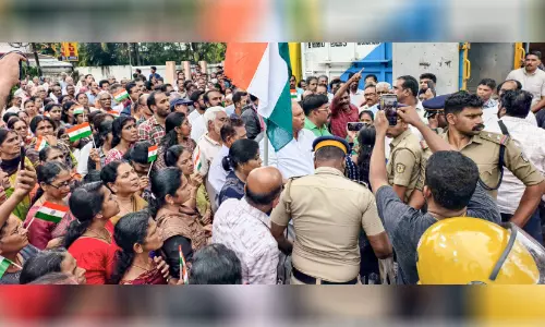 ഇരിങ്ങാലക്കുട ടൗൺ ബാങ്കിലെ പ്രതിസന്ധി; സംഘർഷവേദിയായി നഗരസഭ ഓഫിസ് ഇരിങ്ങാലക്കുട ടൗൺ ബാങ്കിലെ പ്രതിസന്ധി; സംഘർഷവേദിയായി നഗരസഭ ഓഫിസ്