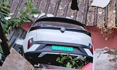വീടിനു മുകളിലേക്ക് കാർ മറിഞ്ഞ് അപകടം