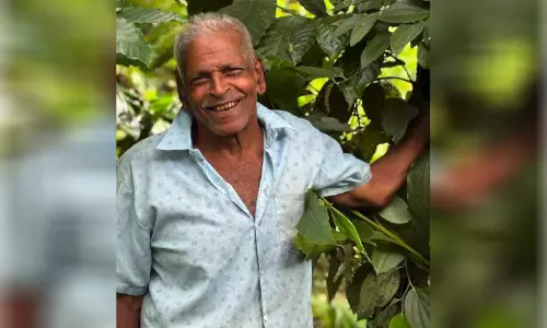 കാടുവെട്ടി തെളിച്ച് കൃഷിഭൂമിയാക്കിയ കർഷകൻ;   87-ലും യുവാക്കളെ വെല്ലുന്ന അധ്വാനം