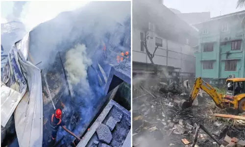 പട്ടത്ത് ഫർണിച്ചർ കടയിൽ വൻ തീപിടിത്തം; 13 ലക്ഷം രൂപയുടെ നഷ്ടം, സമീപത്തെ കെട്ടിടത്തിലേക്കും തീ പടർന്നു പട്ടത്ത് ഫർണിച്ചർ കടയിൽ വൻ തീപിടിത്തം; 13 ലക്ഷം രൂപയുടെ നഷ്ടം, സമീപത്തെ കെട്ടിടത്തിലേക്കും തീ പടർന്നു