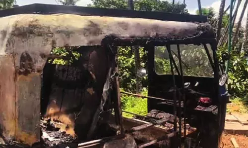 ഓട്ടോ കത്തിനശിച്ചു ഓട്ടോ കത്തിനശിച്ചു