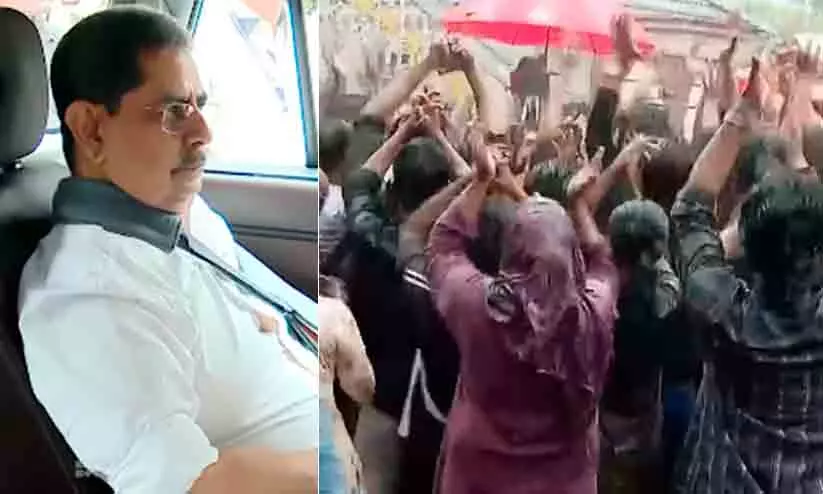 നീതി ലഭിക്കുംവരെ പിന്മാറില്ല; കോതമംഗലം എം.എ കോളജിൽ സമരം ശക്തം, മാനേജ്മെന്റിനെതിരെ ആഞ്ഞടിച്ച് വിദ്യാർഥികൾ നീതി ലഭിക്കുംവരെ പിന്മാറില്ല; കോതമംഗലം എം.എ കോളജിൽ സമരം ശക്തം, മാനേജ്മെന്റിനെതിരെ ആഞ്ഞടിച്ച് വിദ്യാർഥികൾ