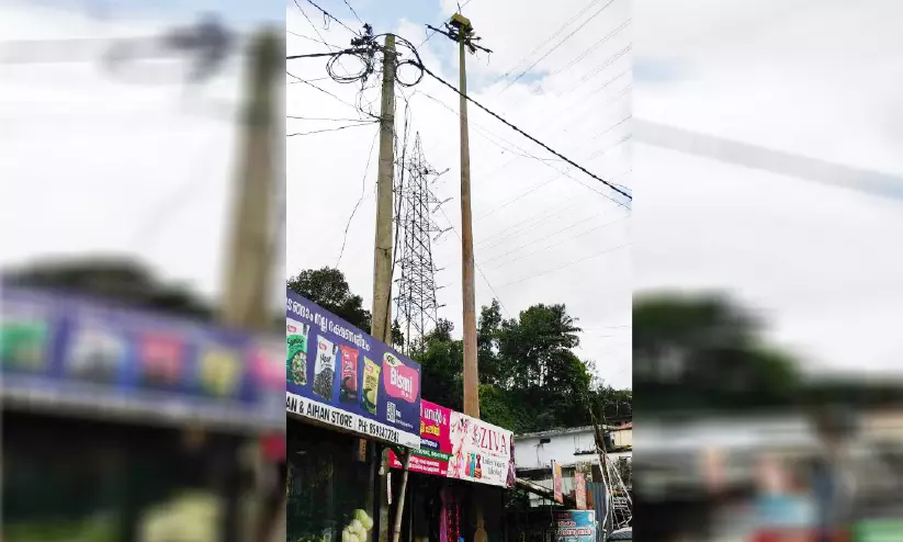 പഴിചാരി അധികൃതർ; പത്താംമൈലിൽ ഹൈമാസ്റ്റ് ലൈറ്റ് മിഴിതുറന്നില്ല പഴിചാരി അധികൃതർ; പത്താംമൈലിൽ ഹൈമാസ്റ്റ് ലൈറ്റ് മിഴിതുറന്നില്ല