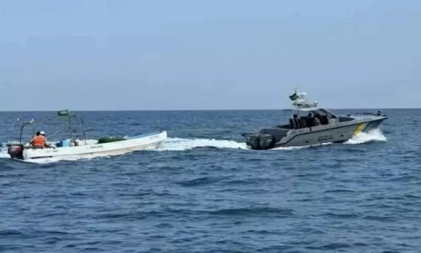 ചെങ്കടലിൽ ബോട്ട് തകർന്നു: അഞ്ച് സൗദി പൗരന്മാരെ സുരക്ഷാസേന രക്ഷപ്പെടുത്തി ചെങ്കടലിൽ ബോട്ട് തകർന്നു: അഞ്ച് സൗദി പൗരന്മാരെ സുരക്ഷാസേന രക്ഷപ്പെടുത്തി