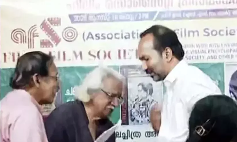 മന്ത്രി എത്താൻ രണ്ടു മണിക്കൂർ വൈകി; നമുക്കും ചെറിയ തിരക്കുകളുണ്ടെന്ന് അടൂർ ഗോപാലകൃഷ്ണൻ, ക്ഷമ ചോദിച്ച് പി.സി. വിഷ്ണുനാഥ് മന്ത്രി എത്താൻ രണ്ടു മണിക്കൂർ വൈകി; നമുക്കും ചെറിയ തിരക്കുകളുണ്ടെന്ന് അടൂർ ഗോപാലകൃഷ്ണൻ, ക്ഷമ ചോദിച്ച് പി.സി. വിഷ്ണുനാഥ്