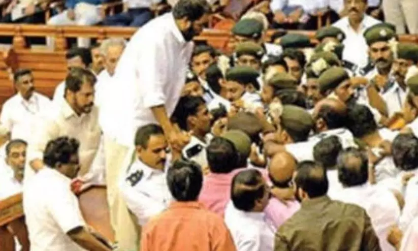 നിയമസഭ കൈയാങ്കളി: യു.ഡി.എഫ് മുൻ എം.എൽ.എമാർക്കെതിരായ കേസുകൾ ഹൈകോടതി റദ്ദാക്കി നിയമസഭ കൈയാങ്കളി: യു.ഡി.എഫ് മുൻ എം.എൽ.എമാർക്കെതിരായ കേസുകൾ ഹൈകോടതി റദ്ദാക്കി