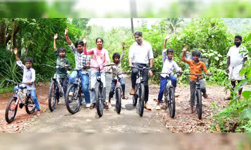 ചോദിച്ചത് കേട്ടു, ഉറപ്പ് നടപ്പാക്കി; കണ്ണങ്കോൽ കുട്ടികൾക്കൊപ്പം സൈക്കിൾ ചവിട്ടിയ കലക്ടർ