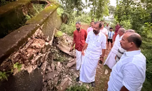 കനാൽപാലം തകർന്നതോടെ പ്രദേശവാസികൾക്ക് ദുരിതം കനാൽപാലം തകർന്നതോടെ പ്രദേശവാസികൾക്ക് ദുരിതം