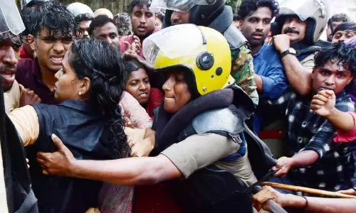 നെറ്റ്: എസ്.എഫ്.ഐ മാർച്ചിൽ സംഘർഷം, ജലപീരങ്കി പ്രയോഗിച്ചു നെറ്റ്: എസ്.എഫ്.ഐ മാർച്ചിൽ സംഘർഷം, ജലപീരങ്കി പ്രയോഗിച്ചു