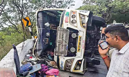 വാൽപ്പാറക്ക് സമീപം ഹെയർപിൻ വളവിൽ വിനോദസഞ്ചാരികളുടെ വാൻ മറിഞ്ഞു; 20 പേർക്ക് പരിക്ക്