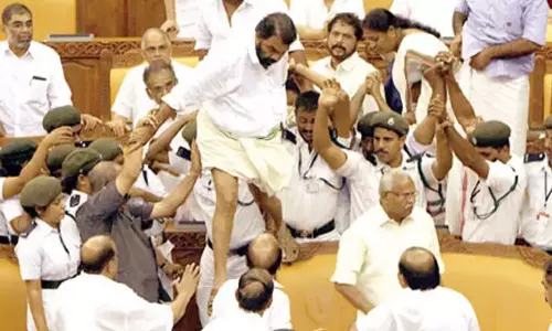 നിയമസഭാ കൈയാങ്കളിയിൽ സി.പി.എമ്മിന് വൻതിരിച്ചടി; വനിതാ എം.എൽ.എമാരെ കൈയേറ്റം ചെയ്തെന്ന അവസാന കേസും ഹൈക്കോടതി റദ്ദാക്കി