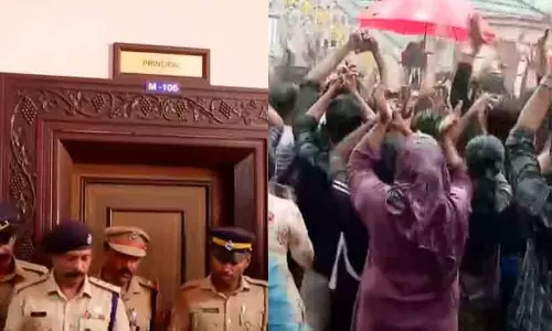 ഉറപ്പുകൾ ഔദ്യോഗിക രേഖയായി നൽകണം; കോതമംഗലം എം.എ കോളജിൽ പ്രിൻസിപ്പലിന്റെ മുറിക്ക് മുന്നിൽ കുത്തിയിരുന്ന് വിദ്യാർഥി പ്രതിഷേധം