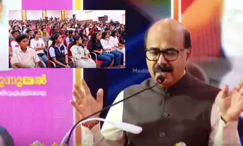 ‘നിങ്ങൾ പാറ്റകളല്ലെന്ന് ഒന്ന് ഉറച്ച് പറഞ്ഞേ’, മിണ്ടാതെ വിദ്യാർഥികൾ; അപഹാസ്യനായി കേരള വി.സി
