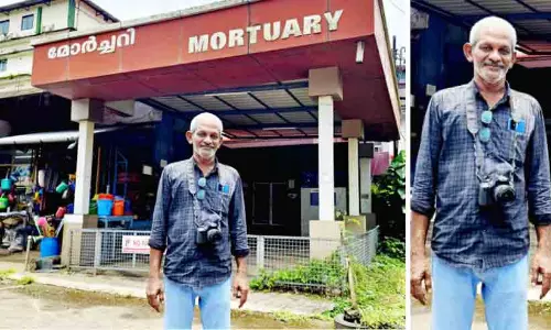 ‘ഇത് നിന്റെ ഉമ്മയാണ് മോനേ...!’ പകർത്തിയത് പാളത്തിൽ ചിന്നിച്ചിതറിയ സ്വന്തം ഉമ്മയുടെ ചിത്രം; ശുഹൈബ്, മരിച്ചവരുടെ സ്വന്തം ഫോട്ടോഗ്രാഫർ ‘ഇത് നിന്റെ ഉമ്മയാണ് മോനേ...!’ പകർത്തിയത് പാളത്തിൽ ചിന്നിച്ചിതറിയ സ്വന്തം ഉമ്മയുടെ ചിത്രം; ശുഹൈബ്, മരിച്ചവരുടെ സ്വന്തം ഫോട്ടോഗ്രാഫർ