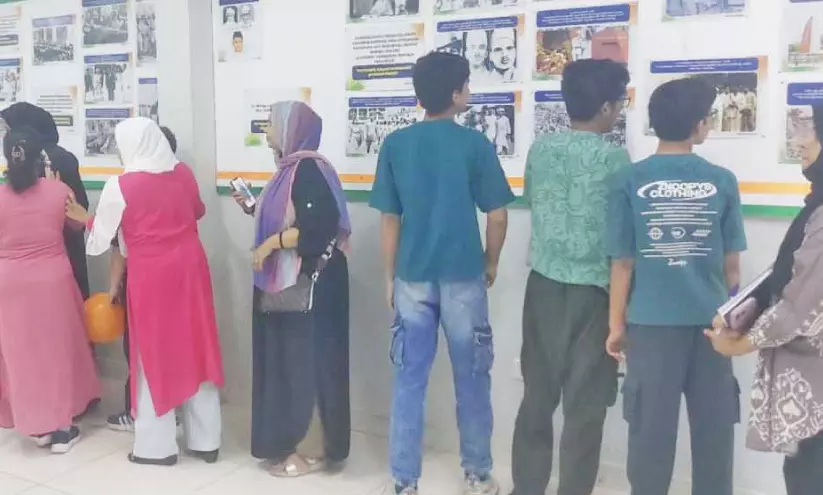 സ്വാതന്ത്ര്യ സമരത്തിന്റെ ചരിത്രം വിവരിക്കുന്ന ചിത്ര പ്രദർശനം ശ്രദ്ധേയമാകുന്നു സ്വാതന്ത്ര്യ സമരത്തിന്റെ ചരിത്രം വിവരിക്കുന്ന ചിത്ര പ്രദർശനം ശ്രദ്ധേയമാകുന്നു