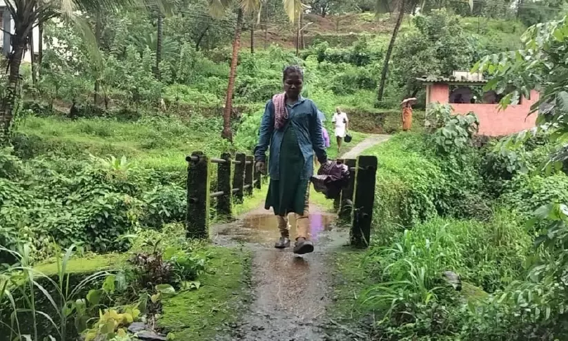 രണ്ടാംകടവ് പണിയ സങ്കേതം നിവാസികൾക്ക് യാത്രദുരിതം രണ്ടാംകടവ് പണിയ സങ്കേതം നിവാസികൾക്ക് യാത്രദുരിതം