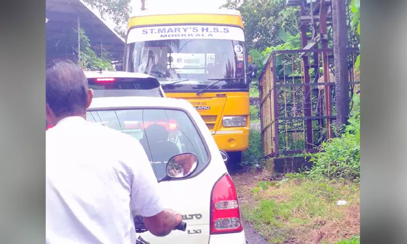 ജീവന് ഭീഷണിയായി പറക്കോട്-വെമ്പിള്ളി റോഡിലെ ട്രാൻസ്ഫോമർ ജീവന് ഭീഷണിയായി പറക്കോട്-വെമ്പിള്ളി റോഡിലെ ട്രാൻസ്ഫോമർ