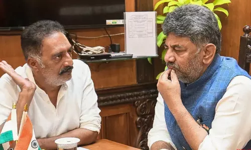 എസ്.ഐ.ആറിൽ നിന്നും പേര് നീക്കം ചെയ്ത സംഭവം; ഡി.​കെ. ശി​വ​കു​മാ​റു​മാ​യി കൂ​ടി​ക്കാ​ഴ്ച ന​ട​ത്തി ന​ട​ൻ പ്ര​കാ​ശ് രാ​ജ്