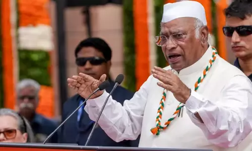 എന്നാലവർ നെഹ്‌റുവിനും ഗാന്ധിക്കുമെതിരെ കേസെടുക്കട്ടെ; വന്ദേമാതരം വിവാദത്തിൽ ബിജെപിക്ക് മറുപടിയുമായി ഖാർഗെ