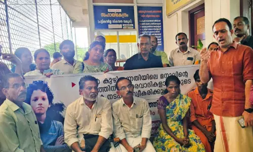 മ​നു​വി​ന്റെ​ മ​ര​ണം; ട്രൈ​ബ​ൽ ഓ​ഫി​സി​ന് മു​ന്നി​ൽ മാ​താ​പി​താ​ക്ക​ളു​ടെ സ​മ​രം