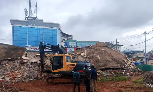 അയ്യന്തോളിലെ കോർപറേഷൻ കെട്ടിടം പൊളിച്ചടുക്കി