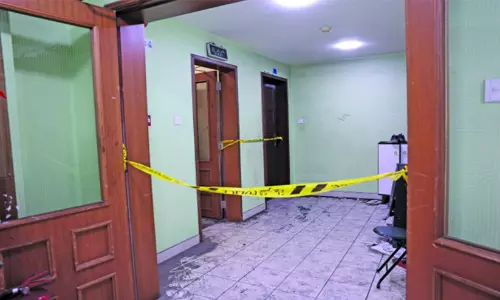 ബഹ്റൈനിലെ അൽ റാംലി ഹൗസിങ് കോംപ്ലക്സിൽ തീപിടുത്തം; മാതാവിനും മൂന്ന് കുട്ടികൾക്കും ദാരുണാന്ത്യം ബഹ്റൈനിലെ അൽ റാംലി ഹൗസിങ് കോംപ്ലക്സിൽ തീപിടുത്തം; മാതാവിനും മൂന്ന് കുട്ടികൾക്കും ദാരുണാന്ത്യം