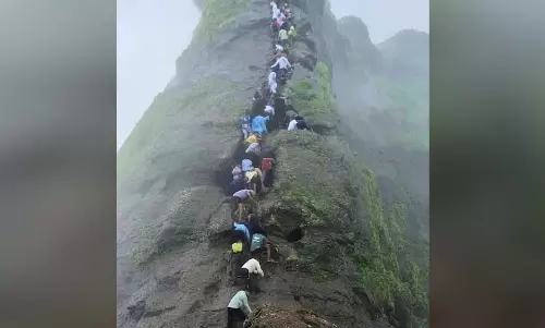 ഒരു ട്രെക്കിങ് അപാരത: ഭയത്തെ തോൽപ്പിച്ച്, കോടമഞ്ഞിലൂടെ നടത്തിയ ആകാശയാത്ര! ഒരു ട്രെക്കിങ് അപാരത: ഭയത്തെ തോൽപ്പിച്ച്, കോടമഞ്ഞിലൂടെ നടത്തിയ ആകാശയാത്ര!