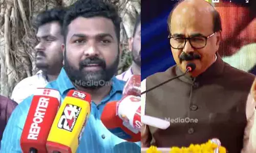 ‘വിസി മോഹനൻ കുന്നുമ്മൽ ഇന്നലെ നാണംകെട്ടല്ലോ... കുട്ടികൾ മുഖമടച്ച് കൊടുത്തില്ലേ’ -പിഎസ് സഞ്ജീവ് ‘വിസി മോഹനൻ കുന്നുമ്മൽ ഇന്നലെ നാണംകെട്ടല്ലോ... കുട്ടികൾ മുഖമടച്ച് കൊടുത്തില്ലേ’ -പിഎസ് സഞ്ജീവ്