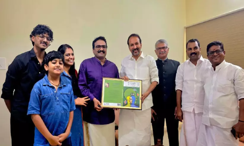 ‘ടൈം സോണുകളിലെ മൂന്നു കുട്ടികൾ’ പുസ്തക കവർ പ്രകാശനം ചെയ്തു ‘ടൈം സോണുകളിലെ മൂന്നു കുട്ടികൾ’ പുസ്തക കവർ പ്രകാശനം ചെയ്തു