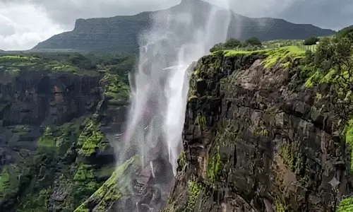 മുകളിലേക്ക് ഒഴുകുന്ന വെള്ളച്ചാട്ടം; ഈ പുരാതന മലമ്പാതയിൽ ഒളിഞ്ഞിരിക്കുന്നത് ഗുരുത്വാകർഷണത്തെ വെല്ലുന്ന വിസ്മയം... മുകളിലേക്ക് ഒഴുകുന്ന വെള്ളച്ചാട്ടം; ഈ പുരാതന മലമ്പാതയിൽ ഒളിഞ്ഞിരിക്കുന്നത് ഗുരുത്വാകർഷണത്തെ വെല്ലുന്ന വിസ്മയം...