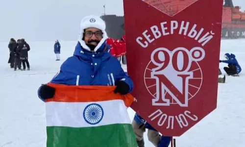 90° ഉത്തരധ്രുവത്തിലെത്തിയ ആദ്യ കേരളീയൻ; ചരിത്രനേട്ടം കൈവരിച്ച് കുസാറ്റ് പ്രഫസർ 90° ഉത്തരധ്രുവത്തിലെത്തിയ ആദ്യ കേരളീയൻ; ചരിത്രനേട്ടം കൈവരിച്ച് കുസാറ്റ് പ്രഫസർ