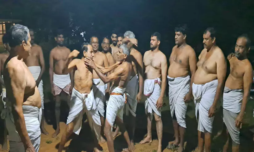 ഓണത്തല്ല് സംരക്ഷിക്കാൻ വയോധികരായ ആശാന്മാർ ഓണത്തല്ല് സംരക്ഷിക്കാൻ വയോധികരായ ആശാന്മാർ