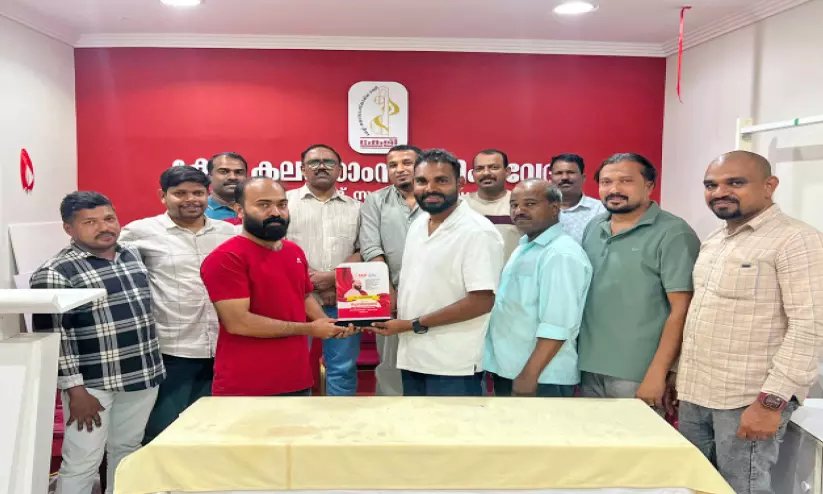 20 വർഷത്തെ പ്രവാസത്തിന് വിരാമം; സുർജിത്തിന് കേളിയുടെ യാത്രയയപ്പ് 20 വർഷത്തെ പ്രവാസത്തിന് വിരാമം; സുർജിത്തിന് കേളിയുടെ യാത്രയയപ്പ്