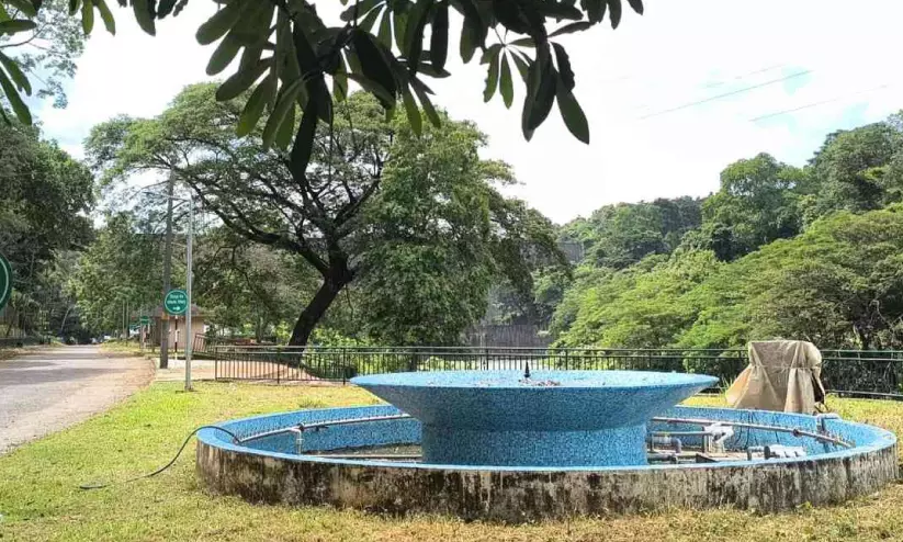 ഈ ഓണത്തിനും പൂട്ട് തുറക്കാതെ കെ.ഐ.പി വളപ്പിലെ ടൂറിസം കേന്ദ്രം ഈ ഓണത്തിനും പൂട്ട് തുറക്കാതെ കെ.ഐ.പി വളപ്പിലെ ടൂറിസം കേന്ദ്രം