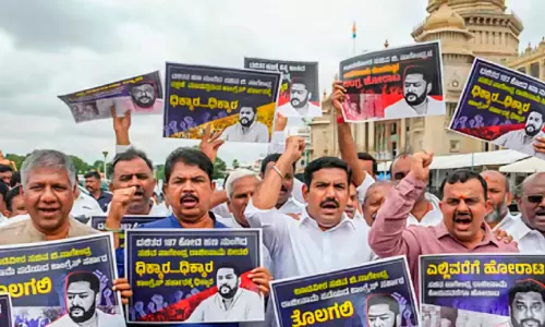 മ​ന്ത്രി ബി.​നാ​ഗേ​ന്ദ്ര​യെ പു​റ​ത്താ​ക്ക​ണം;​ സ​ഭ​ക​ളി​ലും പു​റ​ത്തും പ്ര​തി​പ​ക്ഷ പ്ര​തി​ഷേ​ധം