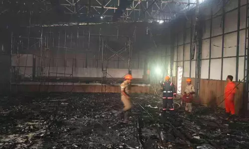 ചുങ്കത്തറയില് നിര്മാണത്തിലിരുന്ന കല്യാണ മണ്ഡപത്തിന് തീ പിടിച്ചു ചുങ്കത്തറയില് നിര്മാണത്തിലിരുന്ന കല്യാണ മണ്ഡപത്തിന് തീ പിടിച്ചു