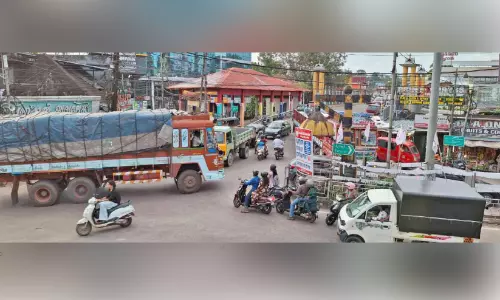 ഓണത്തിരക്കിൽ വീർപ്പുമുട്ടി കായംകുളം; ട്രാഫിക് സിഗ്നൽ ഓഫ് ചെയ്യണമെന്ന് ആവശ്യം