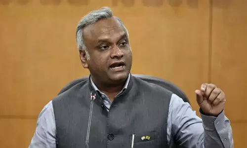 ‘വന്ദേമാതരത്തോട് അത്രക്ക് സ്നേഹമാണെങ്കിൽ, അത് ശാഖകളിൽ നിന്ന് തുടങ്ങട്ടെ’: ബി.ജെ.പിയെയും ആർ.എസ്.എസിനെയും വെല്ലുവിളിച്ച് പ്രിയങ്ക് ഖാർഗെ