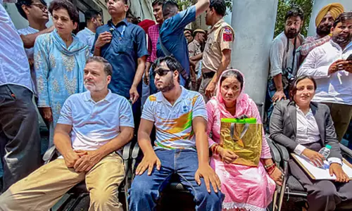 രാഹുൽ ഗാന്ധിയുടെ കുത്തിയിരിപ്പ് സമരം നാലു മണിക്കൂർ പിന്നിട്ടു; അരാജകത്വത്തിന്‍റെ രാഷ്ട്രീയമെന്ന് ബി.ജെ.പി; ഡൽഹിയിൽ നാടകീയ രംഗങ്ങൾ