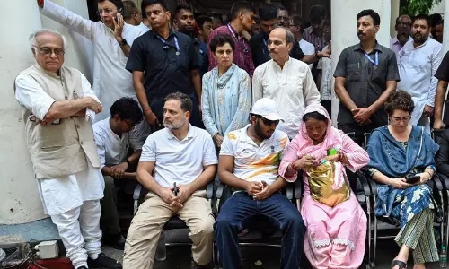 മുട്ടുമടക്കി ഡൽഹി പൊലീസ്; പെല്ലറ്റ് ആക്രമണത്തിൽ കേസെടുത്തു; രാഹുലിന്‍റെ കുത്തിയിരിപ്പ് സമരം ഫലംകണ്ടു