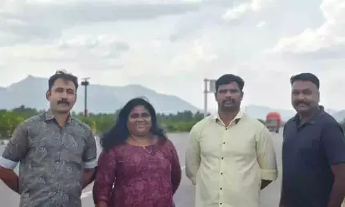 മൃദു ഭാവേ, ദൃഢ കൃത്യേ; അർദ്ധരാത്രിയിൽ മിന്നൽ നീക്കം, കാണാതായ 13 കാരിയെ ഒഡിഷയിലെ നക്സൽ മേഖലയിൽ നിന്ന് കണ്ടെത്തി കേരള പൊലീസ് മൃദു ഭാവേ, ദൃഢ കൃത്യേ; അർദ്ധരാത്രിയിൽ മിന്നൽ നീക്കം, കാണാതായ 13 കാരിയെ ഒഡിഷയിലെ നക്സൽ മേഖലയിൽ നിന്ന് കണ്ടെത്തി കേരള പൊലീസ്