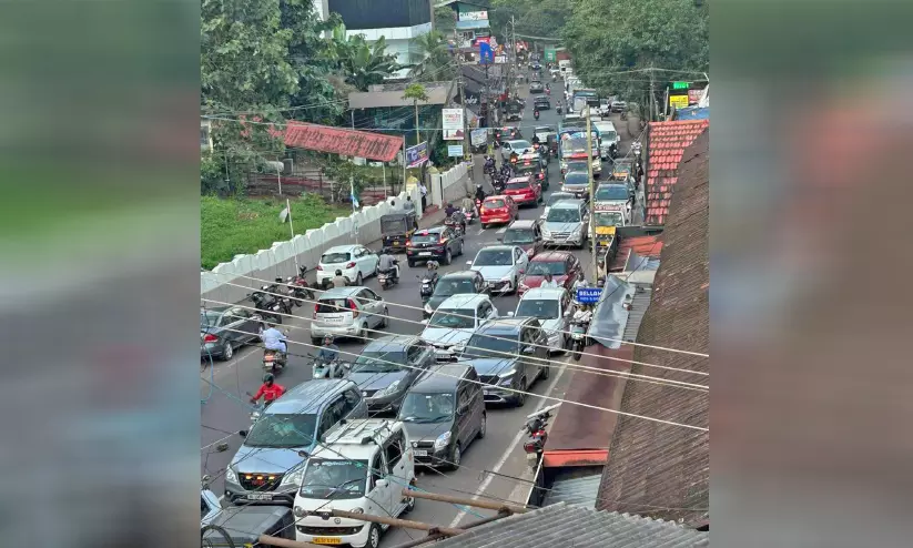ഗതാഗതക്കുരുക്കിൽ വീർപ്പുമുട്ടി കുന്ദമംഗലം ഗതാഗതക്കുരുക്കിൽ വീർപ്പുമുട്ടി കുന്ദമംഗലം