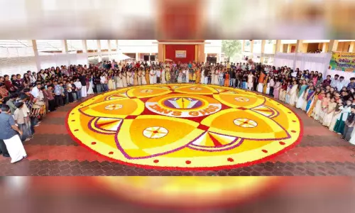 ഭീമൻ പൂക്കളമൊരുക്കി മയ്യിൽ ഹയർ സെക്കൻഡറി സ്കൂൾ ഭീമൻ പൂക്കളമൊരുക്കി മയ്യിൽ ഹയർ സെക്കൻഡറി സ്കൂൾ