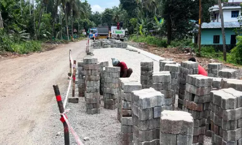 ഇൻറർലോക്ക് പതിക്കൽ ഇഴയുന്നു; ഓണാഘോഷത്തിനിടെ ഗതാഗതക്കുരുക്ക് രൂക്ഷം
