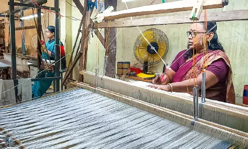 സർക്കാർ കൈത്താങ്ങ് കാത്ത് പെരുവെമ്പിലെ നെയ്ത്തുഗ്രാമം സർക്കാർ കൈത്താങ്ങ് കാത്ത് പെരുവെമ്പിലെ നെയ്ത്തുഗ്രാമം