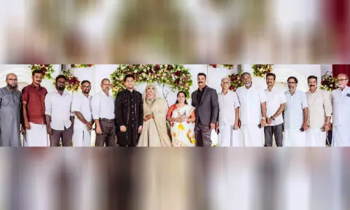 മകളുടെ വിവാഹവേദിയിൽ പൊലീസ് ഉദ്യോഗസ്ഥനായ പിതാവിന് അപൂർവ്വ സമ്മാനം
