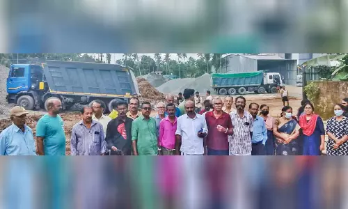 ദേശീയപാത നിര്‍മാണ കമ്പനിയുടെ പ്ലാന്റ് ഉപരോധിച്ച് നാട്ടുകാര്‍; സര്‍വിസ് റോഡ് വൃത്തിയാക്കാൻ സ്ഥിരം ജോലിക്കാരെ ചുമതലപ്പെടുത്തും