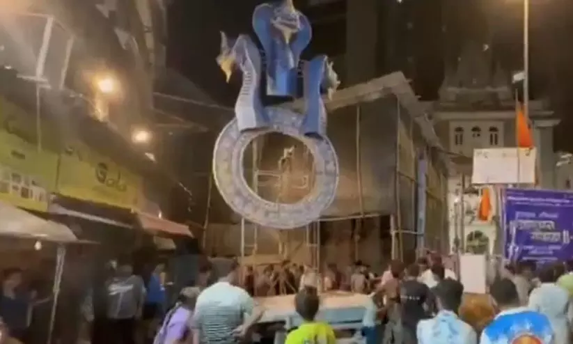 22 അടി ഉയരമുള്ള ഗണപതി വിഗ്രഹം ഘോഷയാത്രക്കിടെ മറിഞ്ഞുവീണു; മുംബൈ ഭുലേശ്വറിൽ രണ്ടു മരണം 22 അടി ഉയരമുള്ള ഗണപതി വിഗ്രഹം ഘോഷയാത്രക്കിടെ മറിഞ്ഞുവീണു; മുംബൈ ഭുലേശ്വറിൽ രണ്ടു മരണം
