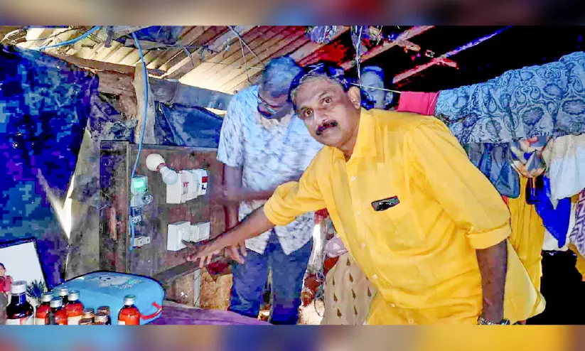 കുടുംബത്തിന്റെ ആഗ്രഹം ‘വെളിച്ചം കണ്ടു’; ഭാസ്കരനും കുടുംബത്തിനും വൈദ്യുതി എത്തിച്ച് കെ.എസ്.ഇ.ബി. വർക്കേഴ്സ് അസോസിയേഷൻ കുടുംബത്തിന്റെ ആഗ്രഹം ‘വെളിച്ചം കണ്ടു’; ഭാസ്കരനും കുടുംബത്തിനും വൈദ്യുതി എത്തിച്ച് കെ.എസ്.ഇ.ബി. വർക്കേഴ്സ് അസോസിയേഷൻ