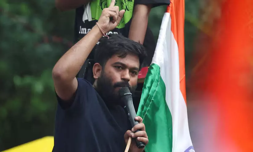 സ്കൂളിൽ കയറിയതിന് കേസ്; കിഷോർ കുമാറിന്റെ ഗാനത്തിലെ വരികൾ പങ്കുവെച്ച് അഭിജീത് ദീപ്കെയുടെ പ്രതികരണം സ്കൂളിൽ കയറിയതിന് കേസ്; കിഷോർ കുമാറിന്റെ ഗാനത്തിലെ വരികൾ പങ്കുവെച്ച് അഭിജീത് ദീപ്കെയുടെ പ്രതികരണം